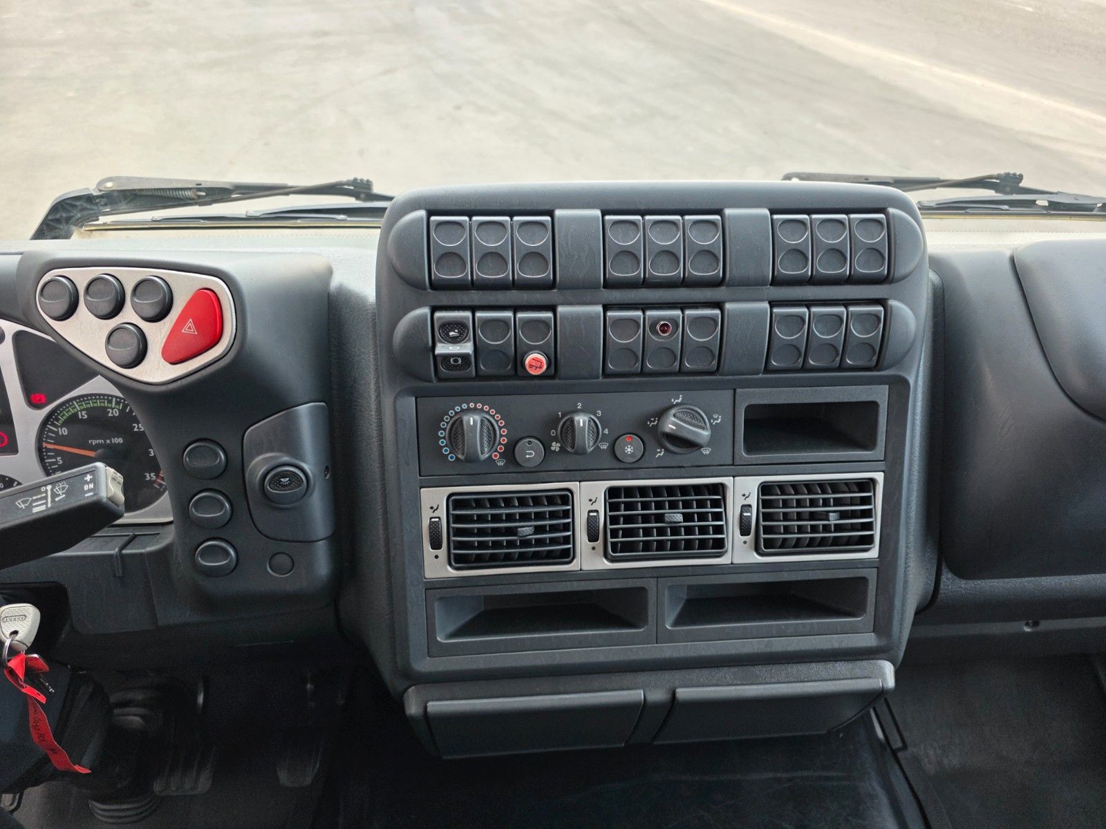 Fahrzeugabbildung Iveco Eurocargo ML140E21 LBW 3 Sitze Differenziale