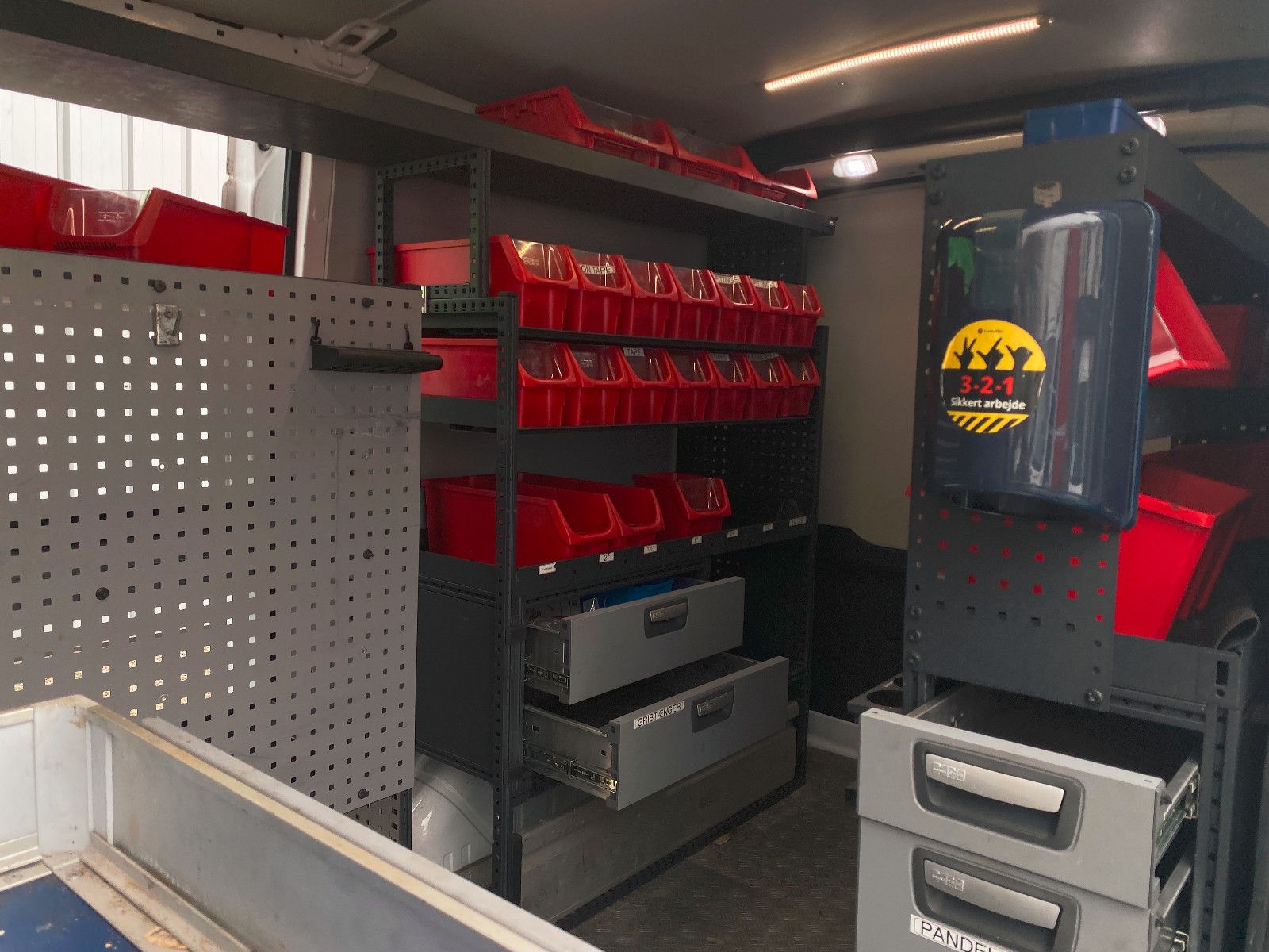 Fahrzeugabbildung Ford Transit Kasten 350 L2H2 Trend,AHK,Regale,STH,SHg