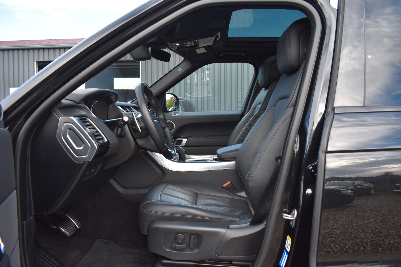 Fahrzeugabbildung Land Rover Range Rover Sport HSE P400 Dynamic Stealt Black