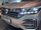 Volkswagen Touareg R-Line 4Motion LED Pano Virtual AHK HUD - : Grau, Luftfederung, Geländewagen