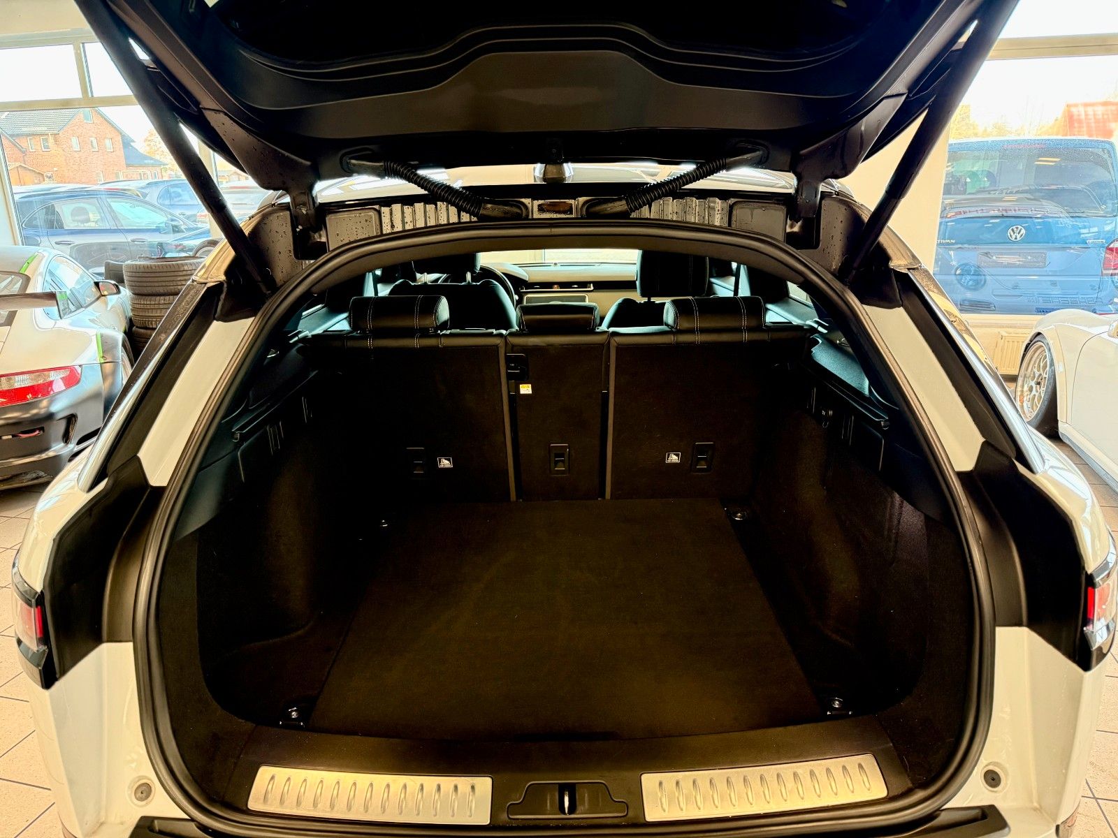 Fahrzeugabbildung Land Rover Range Rover Velar P250 R-Dynamic SE DesignPaket
