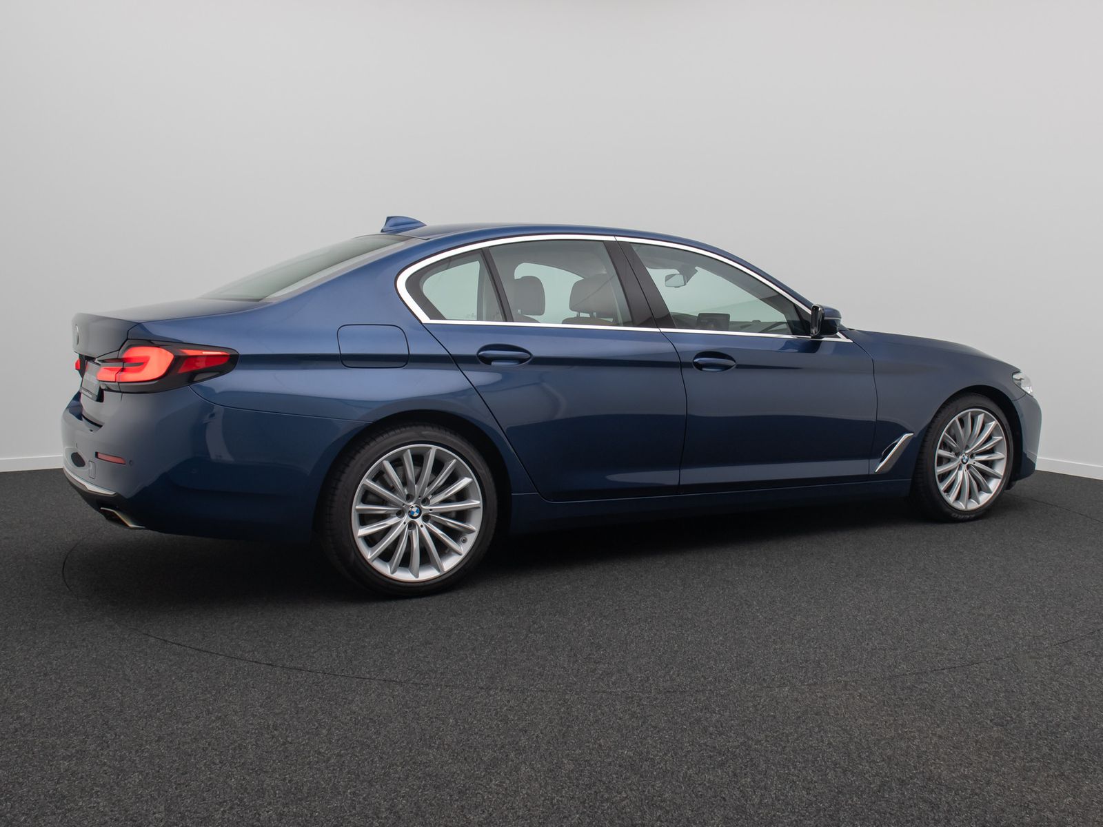 Fahrzeugabbildung BMW 530d xD LuxuryLine H/K DAB Komfort Alarm AHK ACC