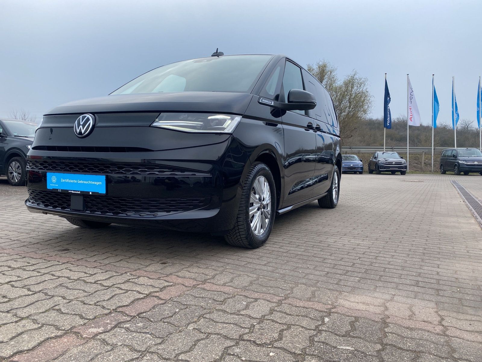 Fahrzeugabbildung Volkswagen T7 Multivan 2.0 TSI DSG 7-Sitzer MATRIX PANO KAM