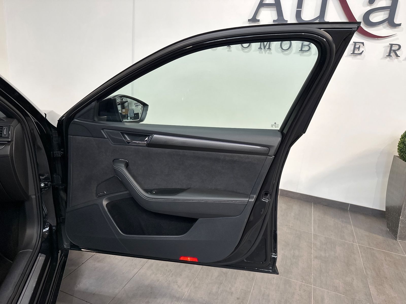 Fahrzeugabbildung SKODA Superb Combi 1.4 TSI iV DSG Sportline NAV+LED