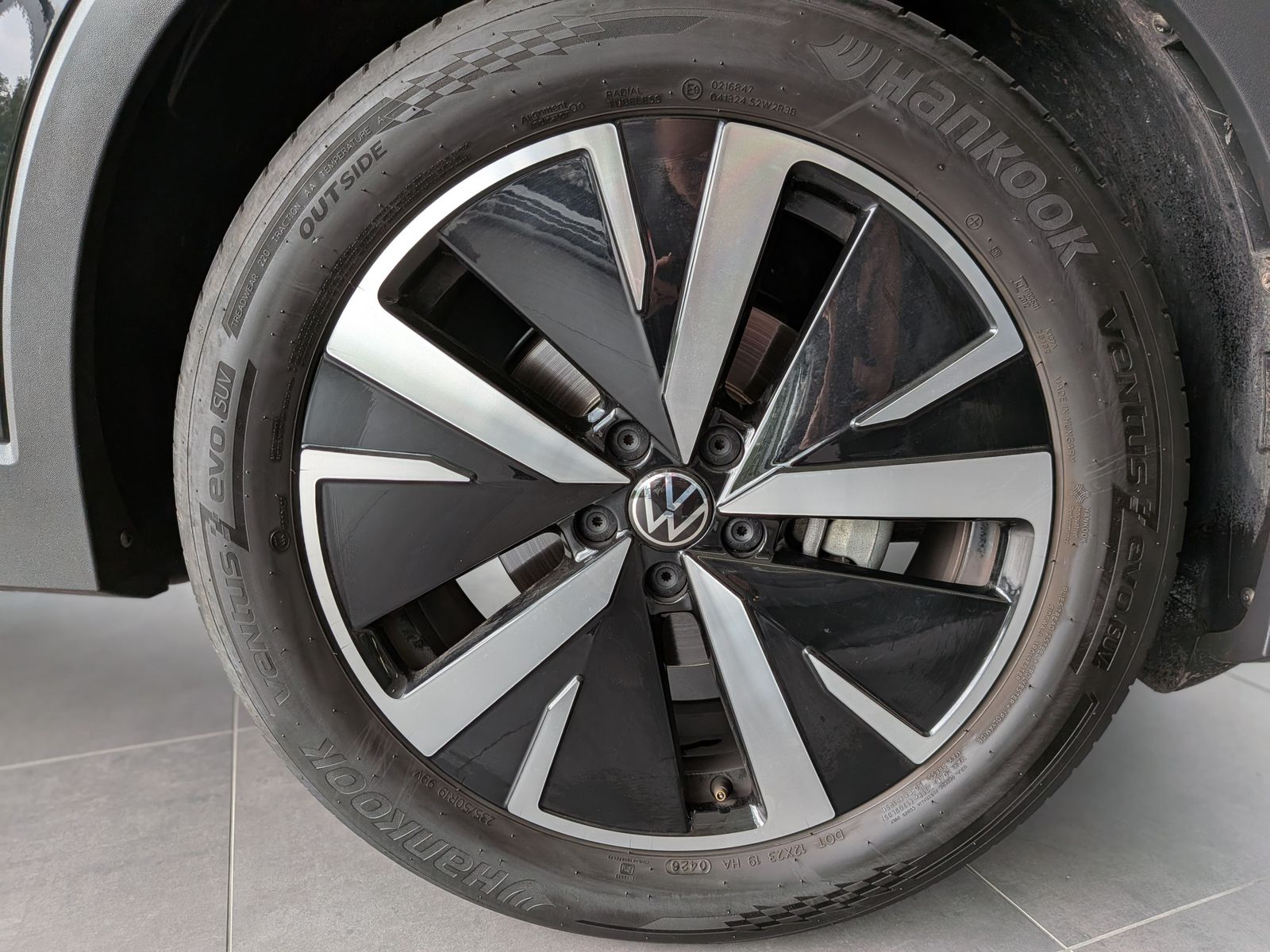 Fahrzeugabbildung Volkswagen Tiguan 1.5 eTSI ENERGY HD-Matrix 360 Pano AHK 19