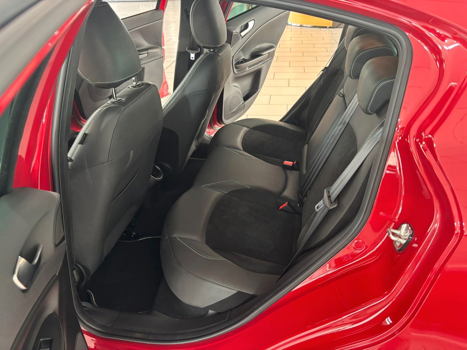 Fahrzeugabbildung Alfa Romeo Giulietta Turismo 1.4 QV-LINE NAVI/LEDER/PDC/TEM