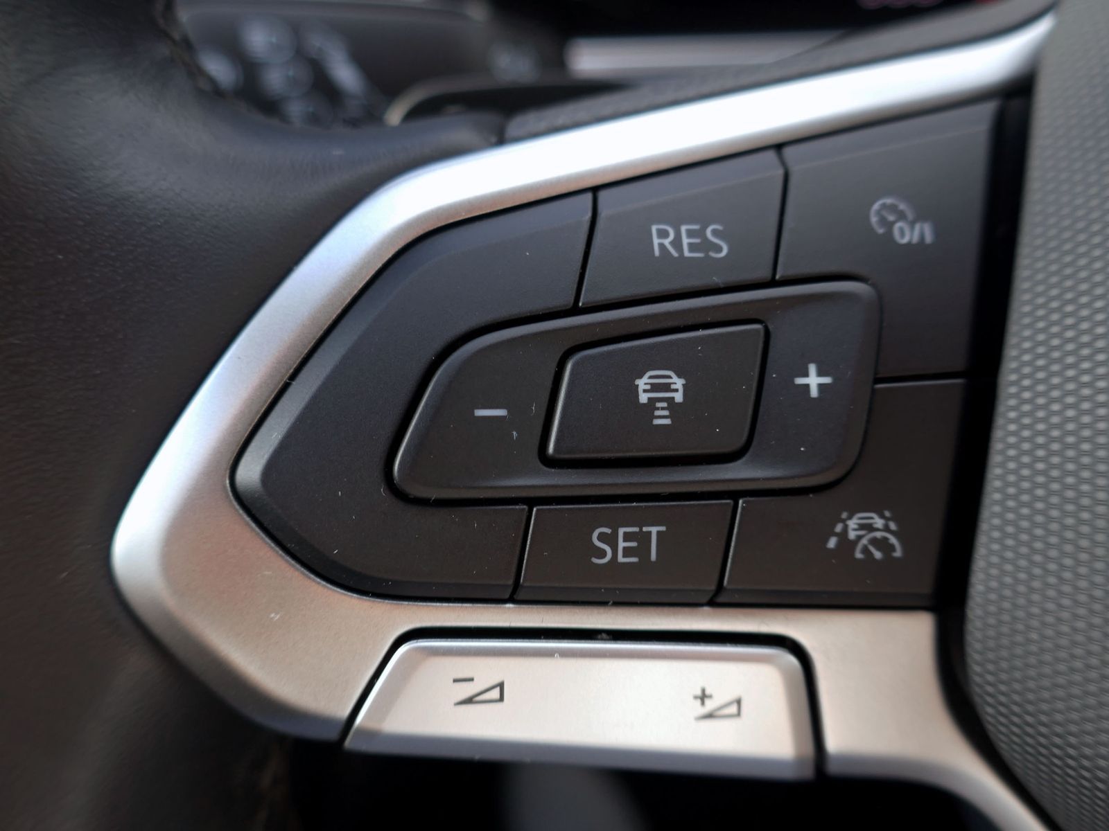 Fahrzeugabbildung Volkswagen T-Roc Style 2.0 TDI DSG | LED AHK RFK ACC Navi