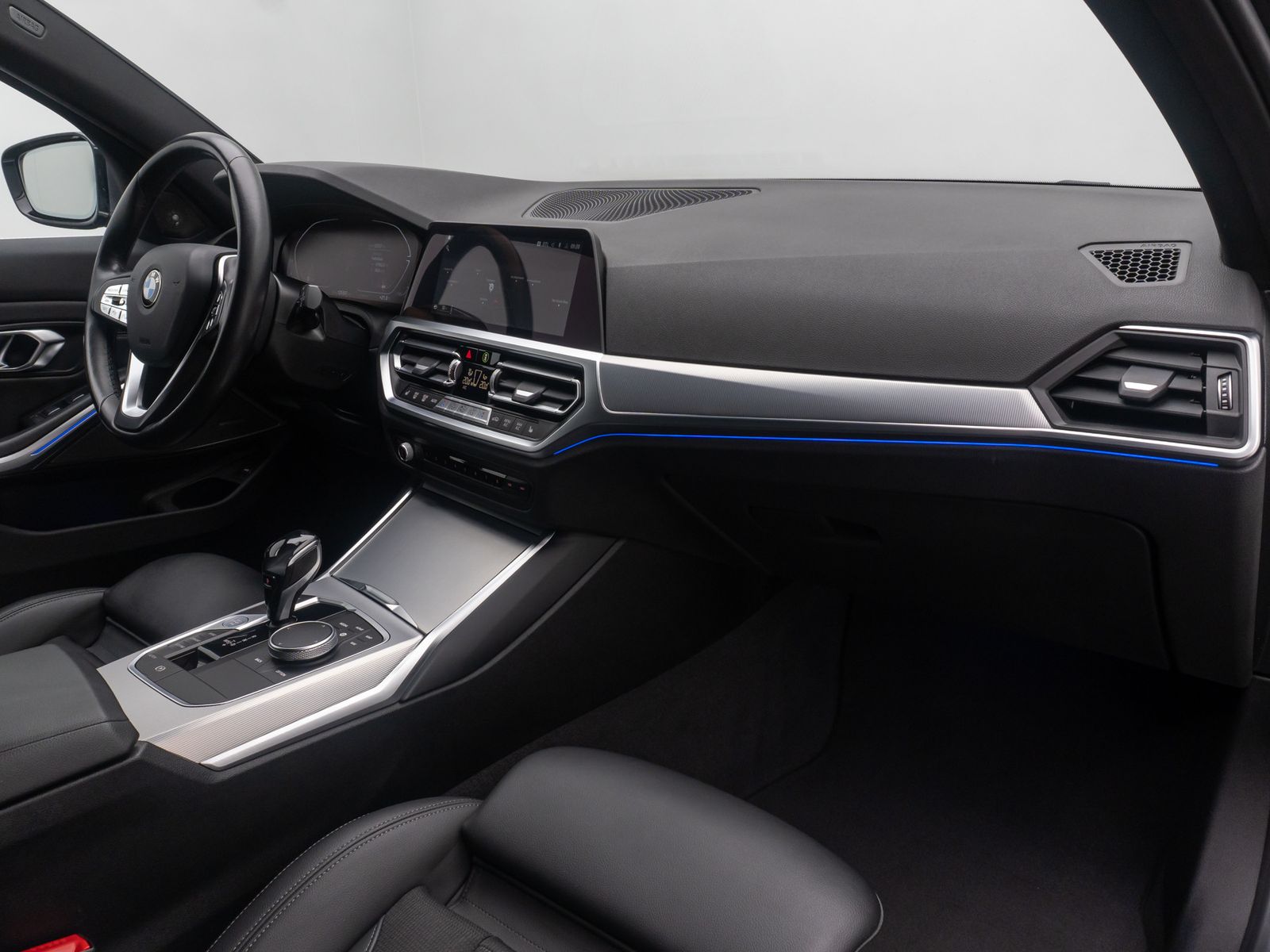 Fahrzeugabbildung BMW 320d Sport Line Alarm DAB AHK H/K Individual LED