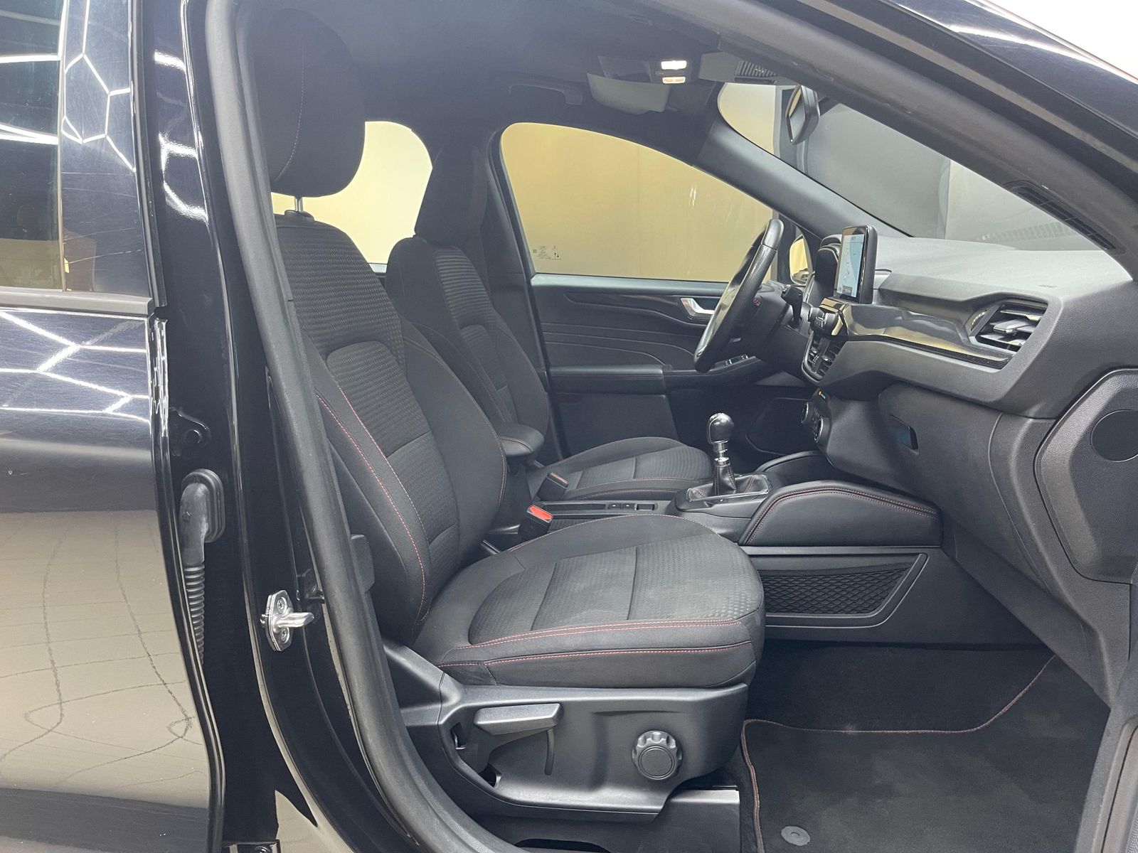 Fahrzeugabbildung Ford Kuga 1.5 EB ST-Line VIRTU+NAV+LED+KAM+PDC+MFL+18