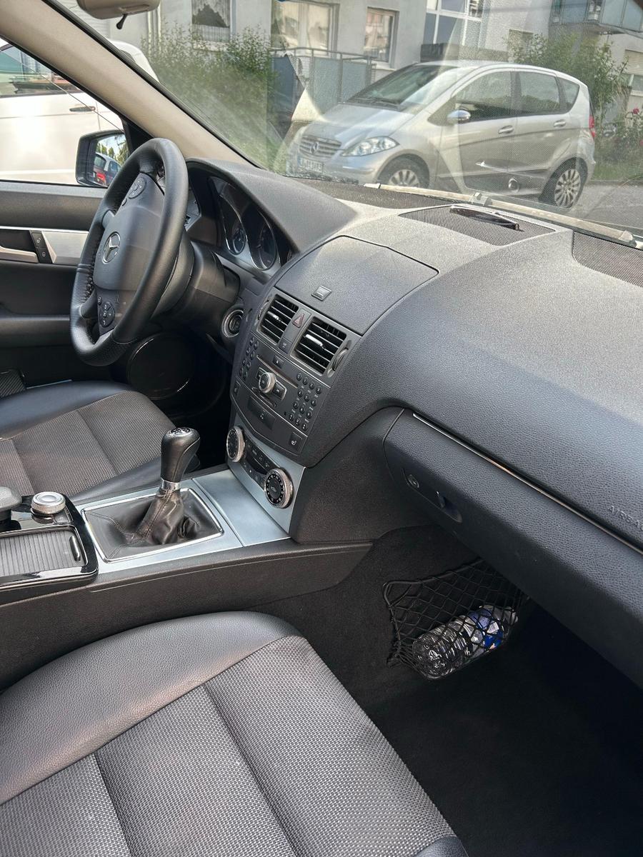 Mercedes-Benz C220 2009 — interior