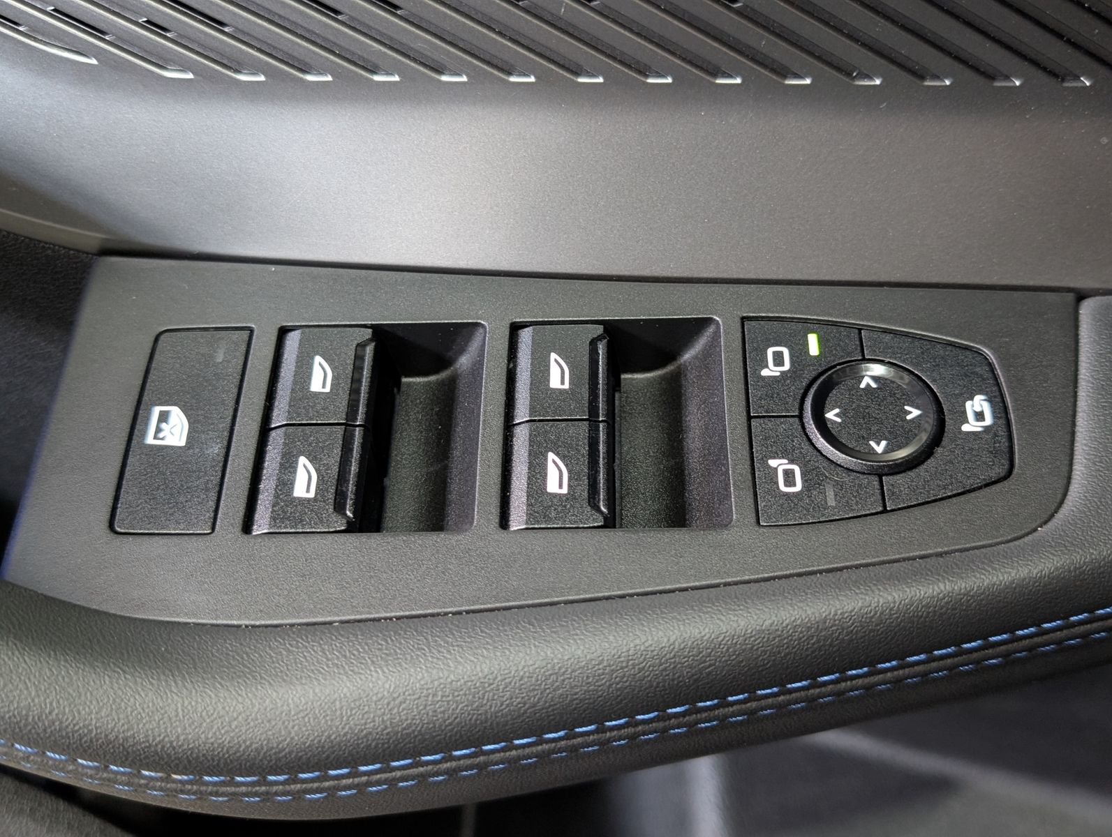 Fahrzeugabbildung BMW 118 d M Sport SHADOW PANO KAM LEDER APP LED 18"