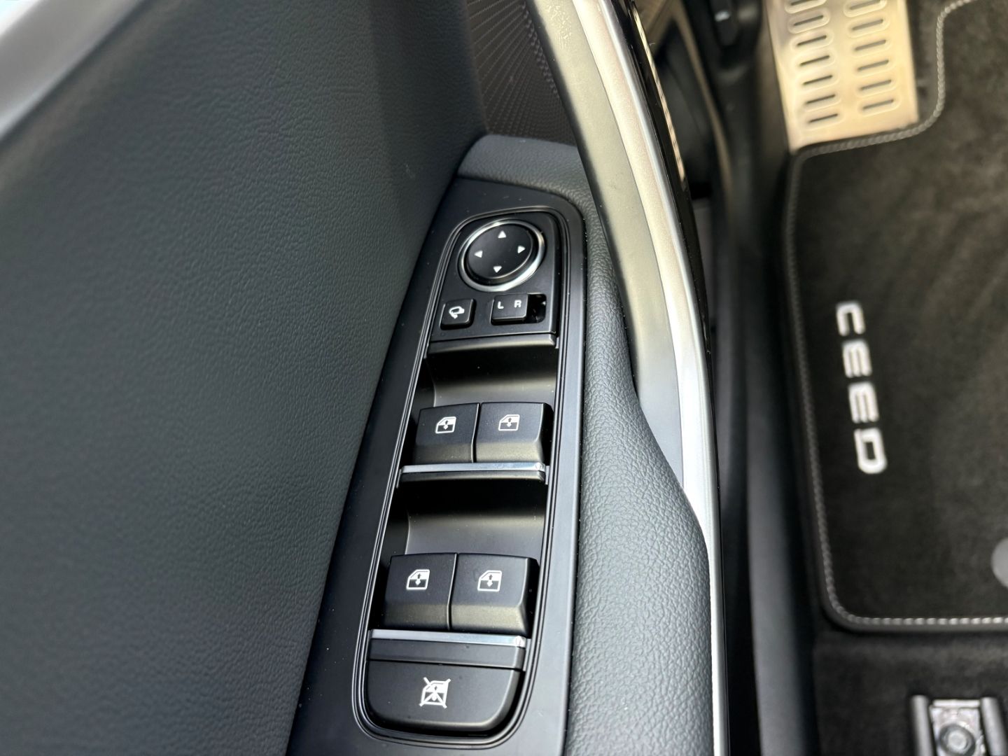 Fahrzeugabbildung Kia Ceed_sw Platinum Edition 1.5 T-GDI P4 TotWinkAss