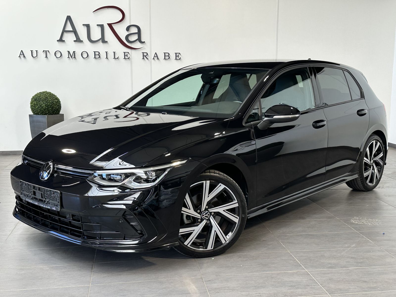 Fahrzeugabbildung Volkswagen Golf VIII 2.0 TSI DSG R-Line NAV+LED+AHK+KAM+ACC