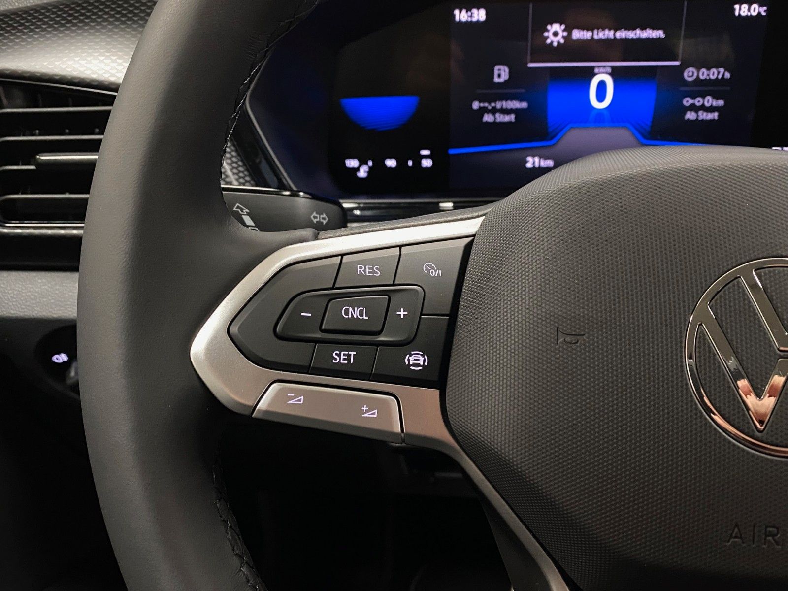 Fahrzeugabbildung Volkswagen T-Cross 1.0 TSI LIFE+ALLWETTER++SITZHEIZUNG+PDC+