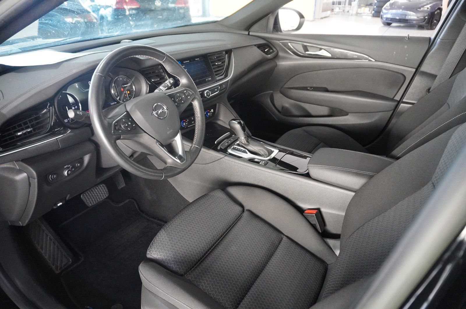 Fahrzeugabbildung Opel Insignia B ST 2.0T ELEGANCE NAVI/LED/VIRT./DAB+
