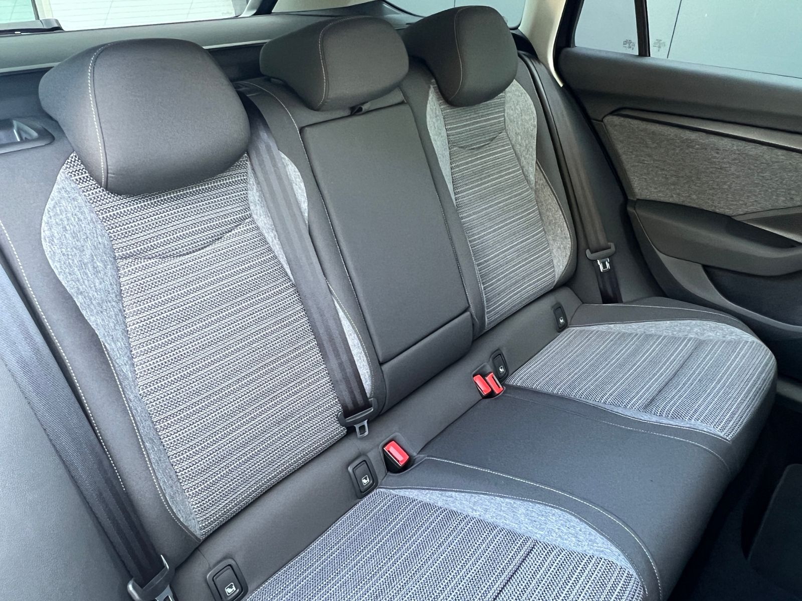 Fahrzeugabbildung SKODA Superb Combi Selection 2.0 TDI DSG *AHK, Navi, K