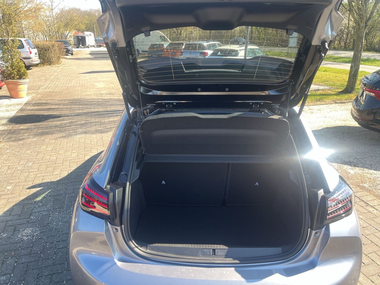 Fahrzeugabbildung Peugeot 208 GT Hybrid 110 e-DSC6 Panorama Navi ACC 360