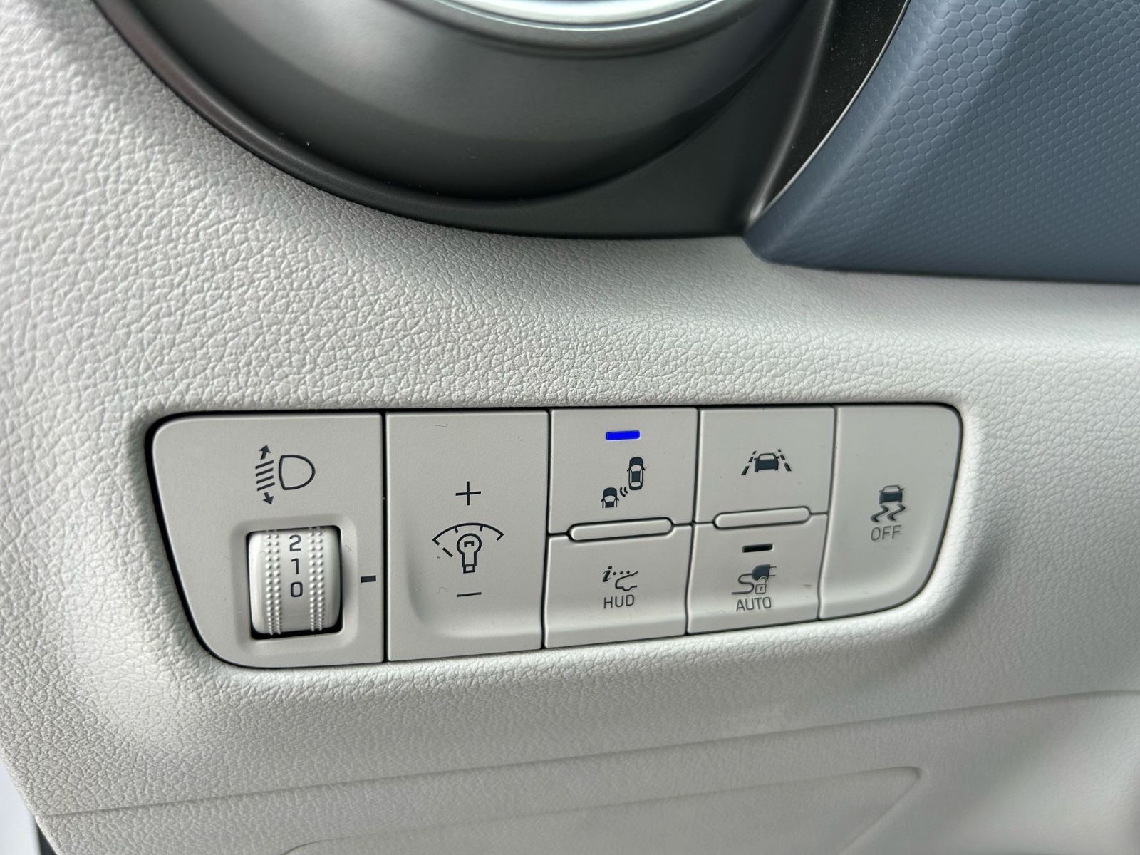 Fahrzeugabbildung Hyundai Kona Premium°64 kWh°Leder°CCS°HeadUp°1.Hand°