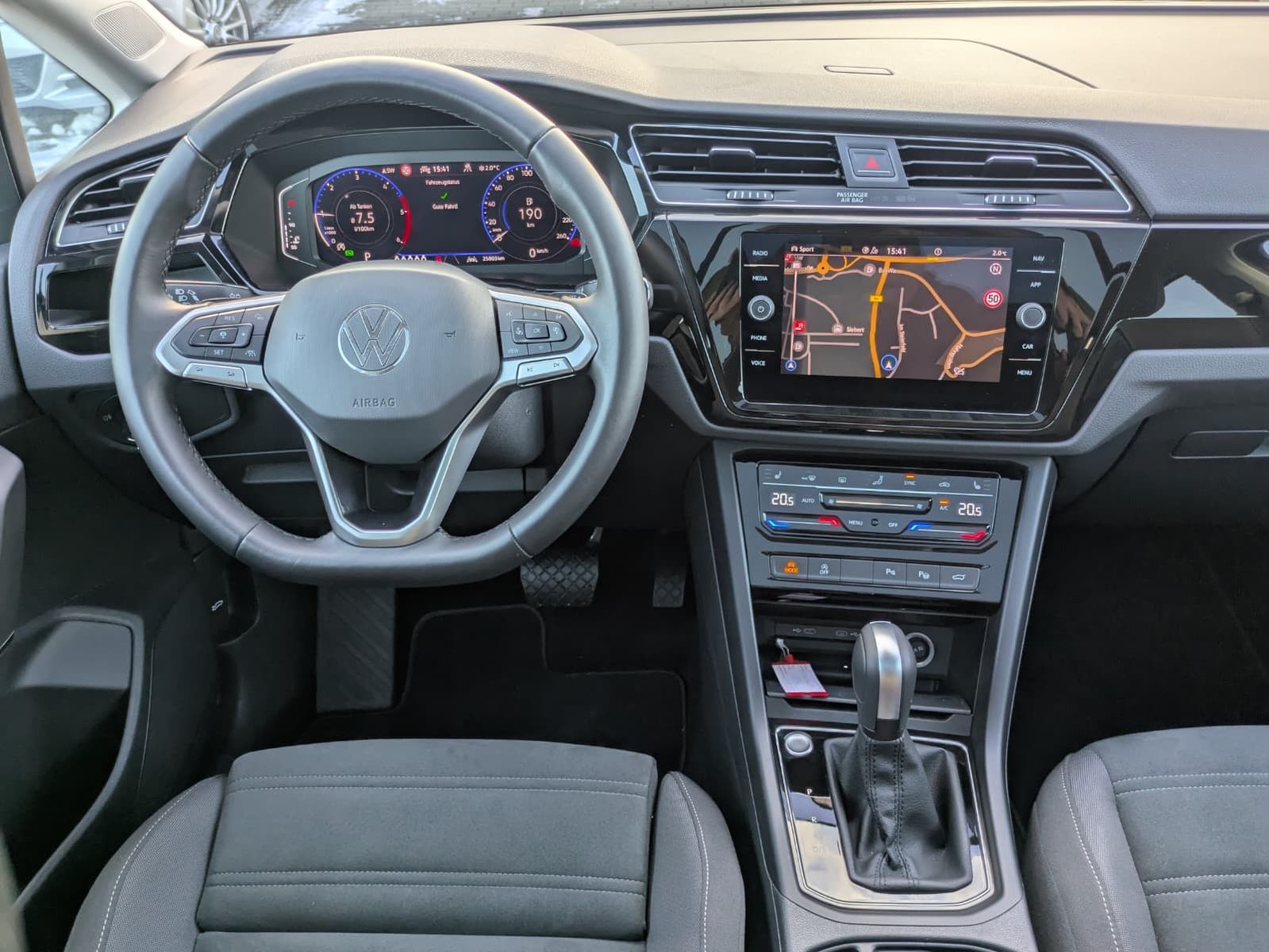 Fahrzeugabbildung Volkswagen Touran 2.0 DSG R-Line High. Pano 7-Si IQ.Dri AHK