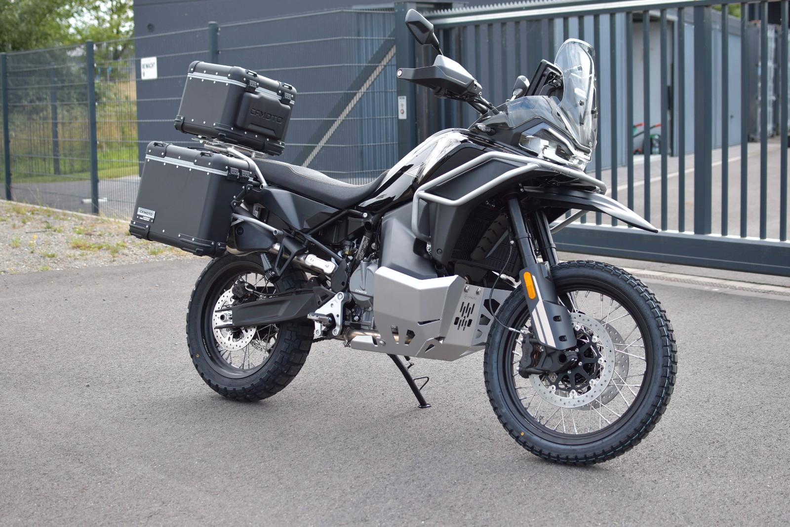 CFMOTO 800 MT - X inkl. Koffer-Set / Motor/Seitenschutz