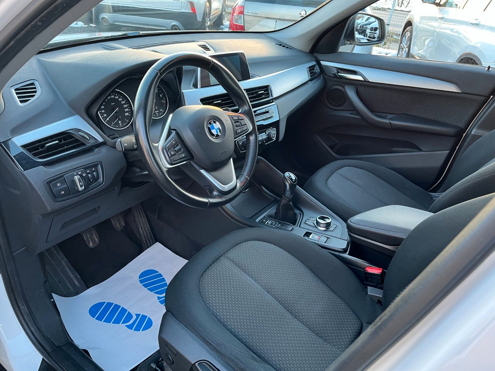 Fahrzeugabbildung BMW X1 sDrive18i Navi Tempomat 1.HAND SHZ PDC SPORT