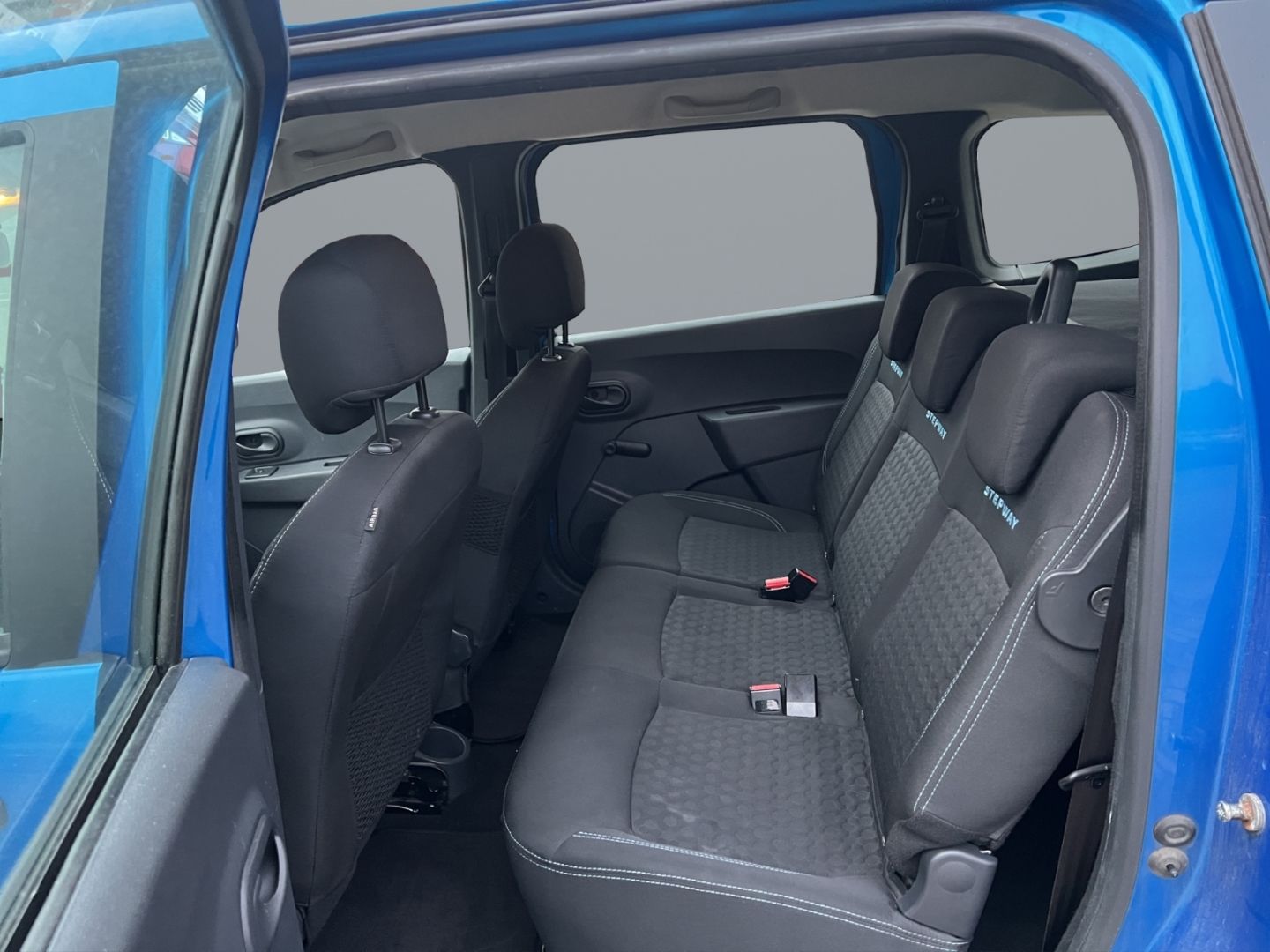 Fahrzeugabbildung Dacia Lodgy Stepway 1.2 TCe 115 Allwetterreifen SHZ Rü