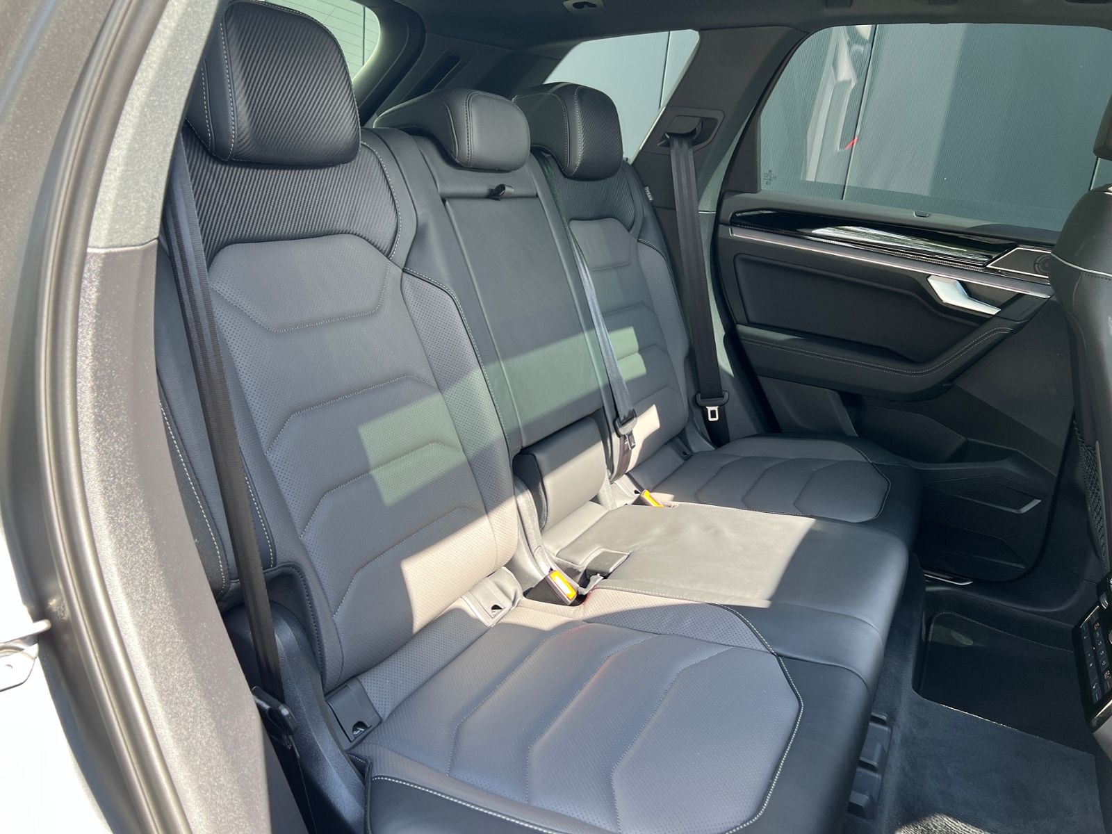 Fahrzeugabbildung Volkswagen Touareg R-Line 3.0 TDI 4MOTION *AHK, Luft, Pano,