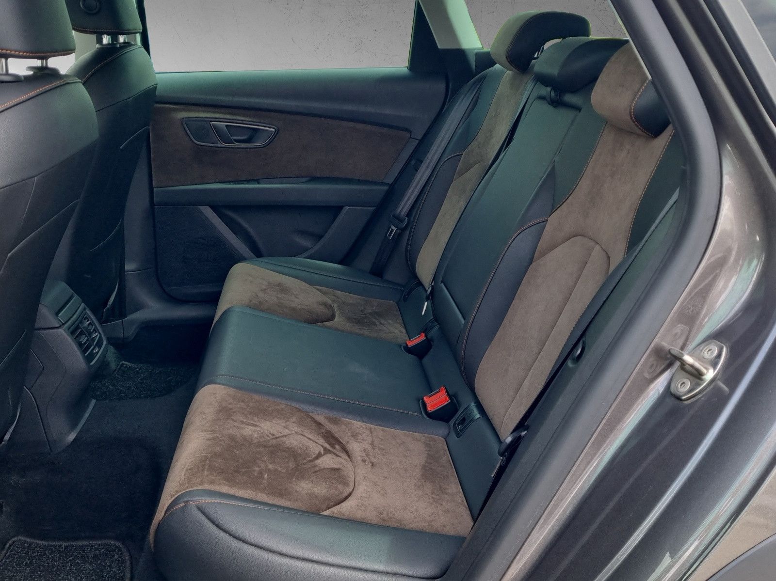 Fahrzeugabbildung SEAT Leon ST X-Perience 4Drive 1,8 TSI DSG GRA AHK