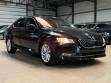 Skoda Superb Lim. Ambition - Skoda Superb Ambition mit Benzin-Antrieb