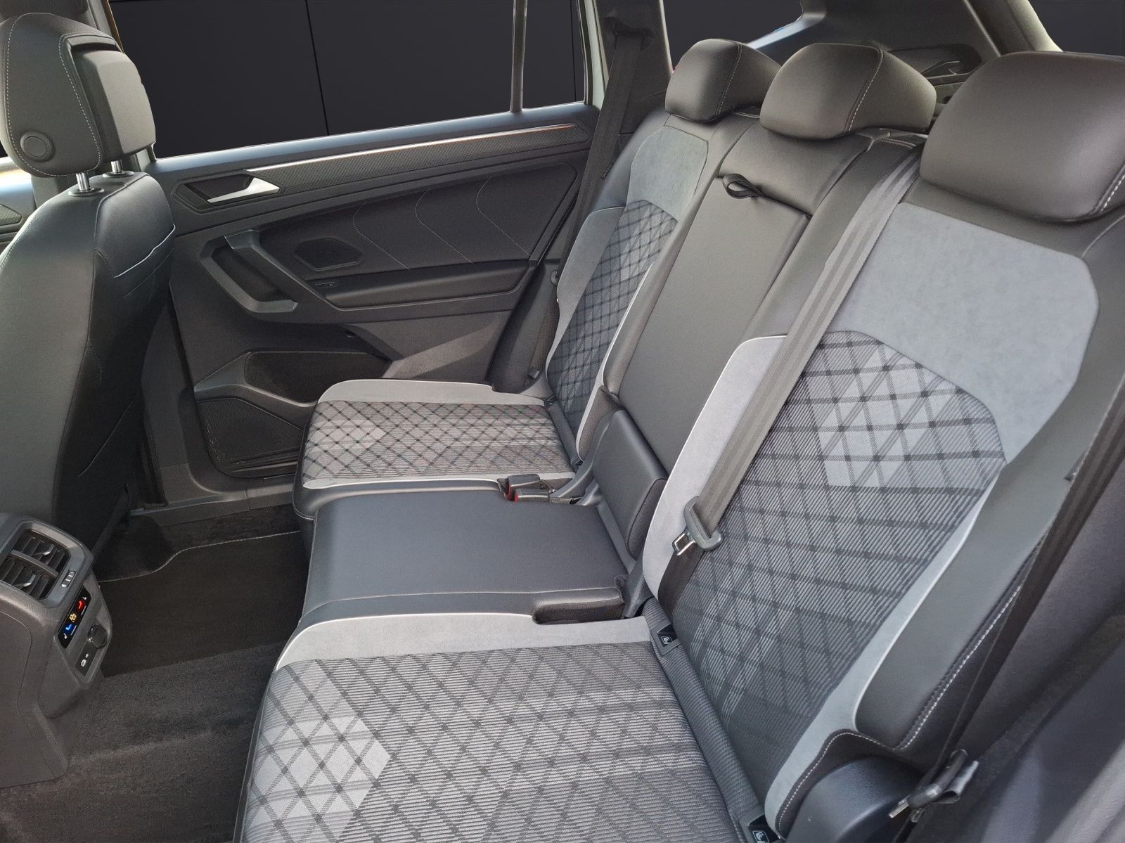 Fahrzeugabbildung Volkswagen Tiguan Allspace TDI R-Line DSG 4M Matrix Navi Pa