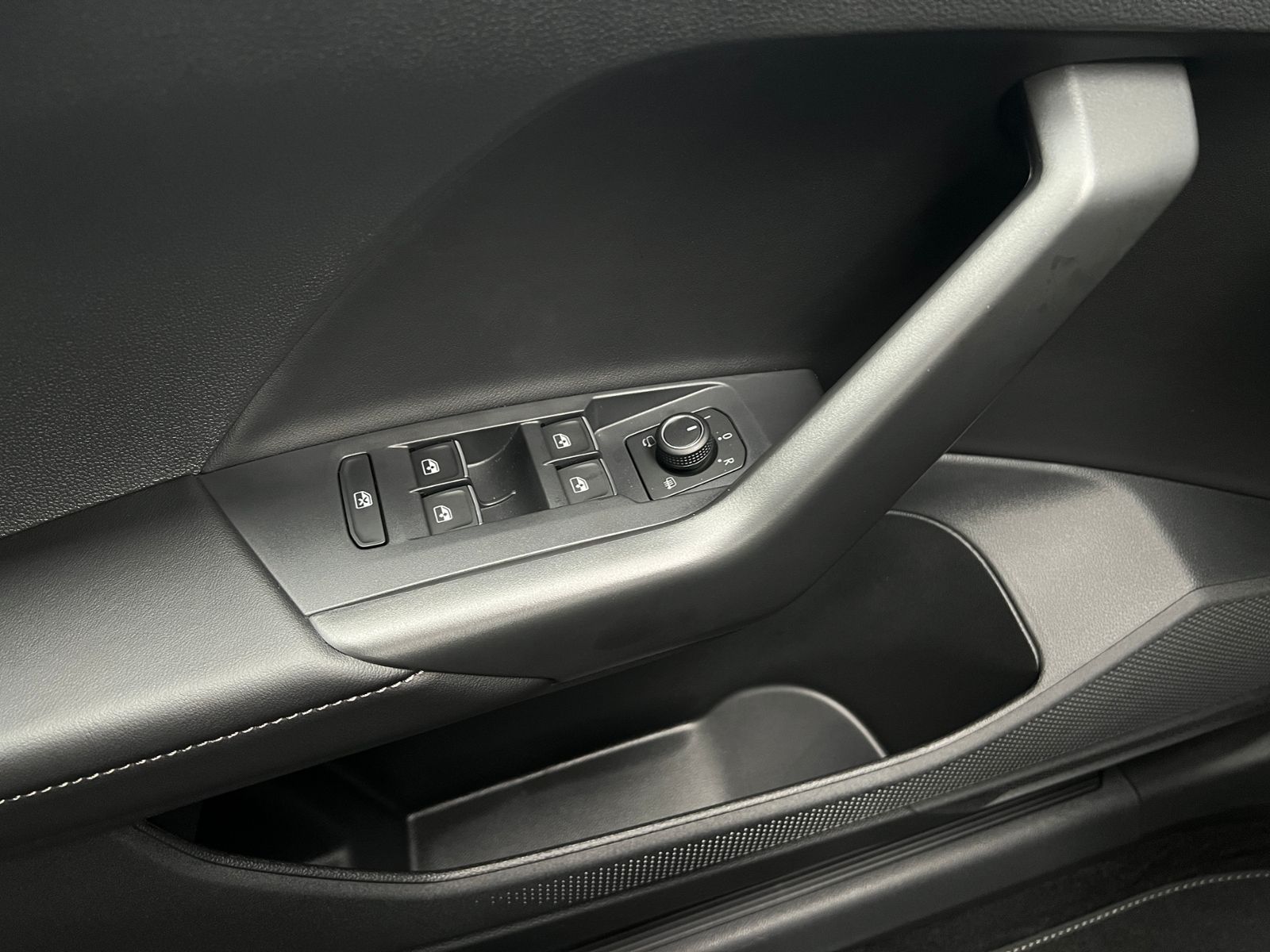 Fahrzeugabbildung Volkswagen T-Cross R-Line 1.5 TSI DSG *AHK, IQ.LIGHT, ACC,