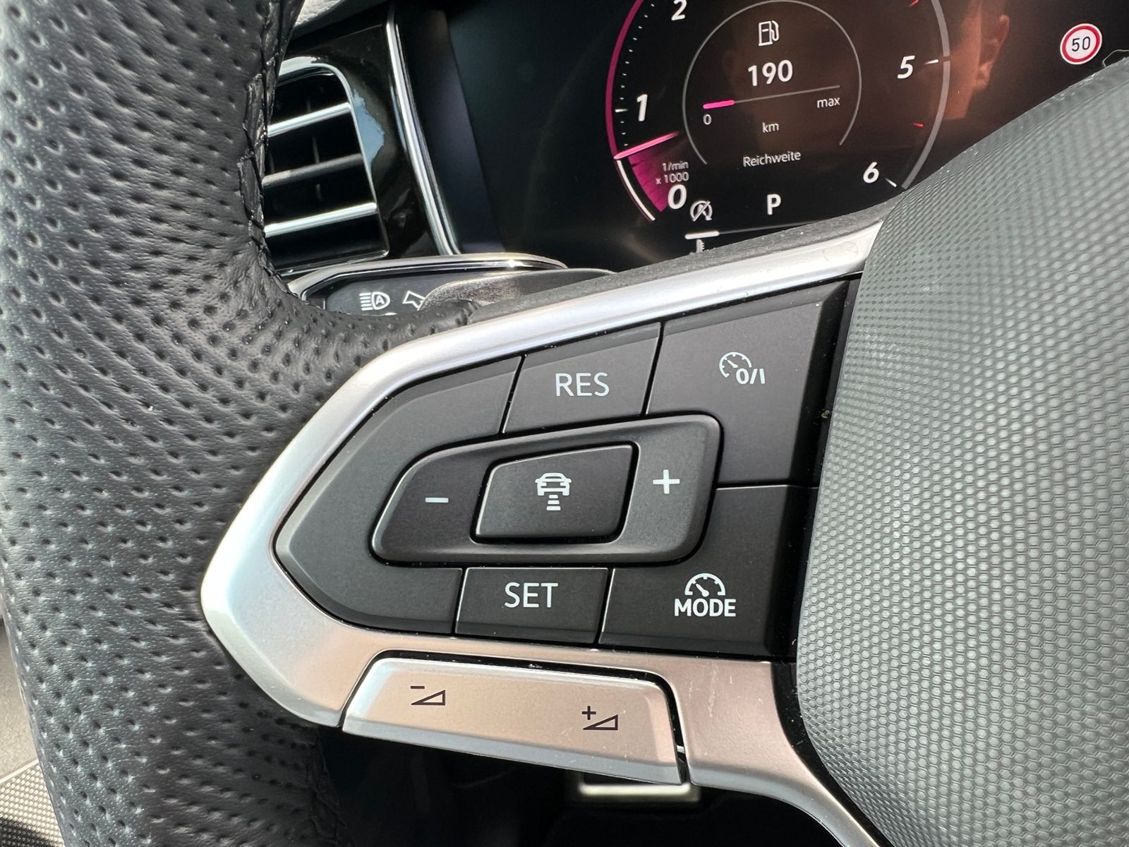 Fahrzeugabbildung Volkswagen Touareg R-Line 3.0 TDI 4MOTION *AHK, Luft, Pano,