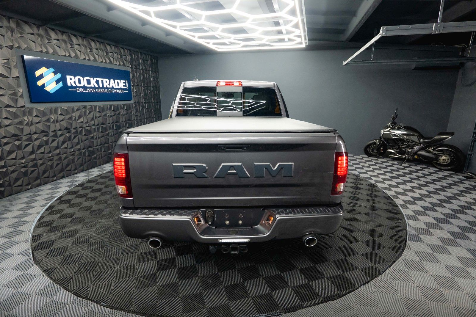 Fahrzeugabbildung Dodge RAM 5.7 V8 HEMI 4x4 Sport OFFROAD NightPaket 19%