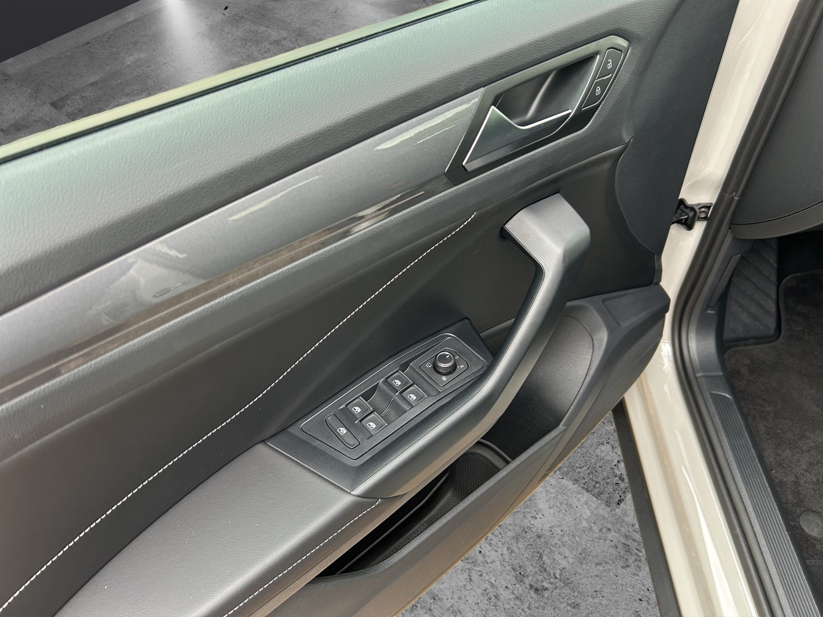 Fahrzeugabbildung Volkswagen T-Roc TSI Style DSG LEDplus CarPlay AID ACC RFK