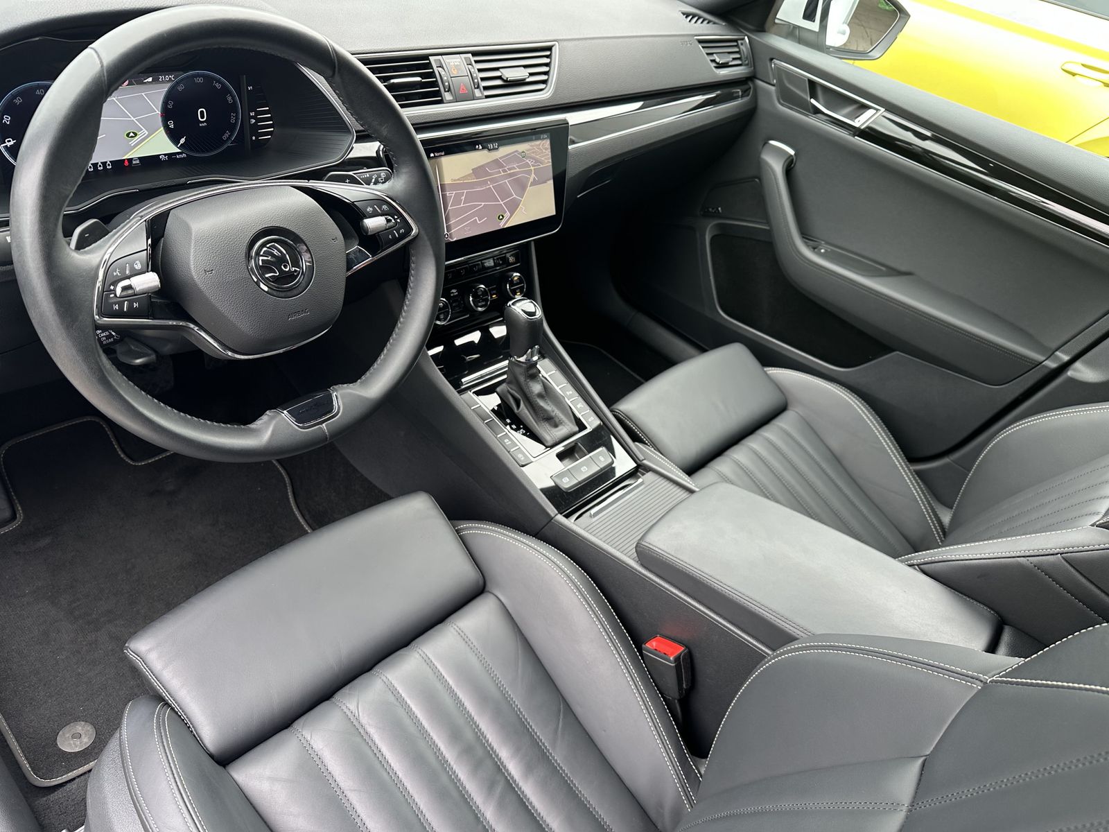 Fahrzeugabbildung SKODA Superb Combi L&K NAV+LED+360°+AHK+MEMORY+18ZO+VC