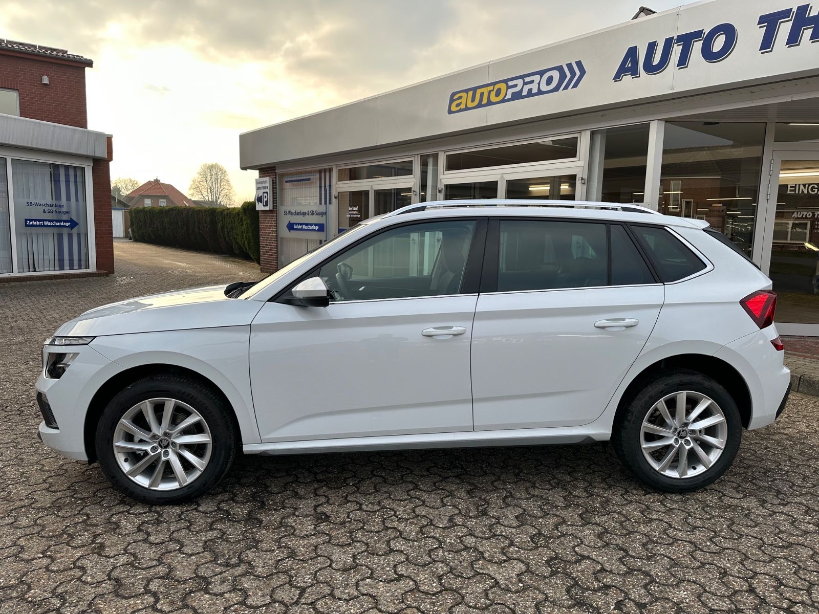 Fahrzeugabbildung SKODA Kamiq 1.0 TSI Selection DSG ACC/LED/PDC/eHeck