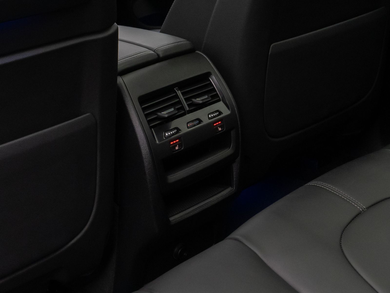 Fahrzeugabbildung BMW X5 xD40i M Sport Panorama 360°Laser HUD DAB B&W