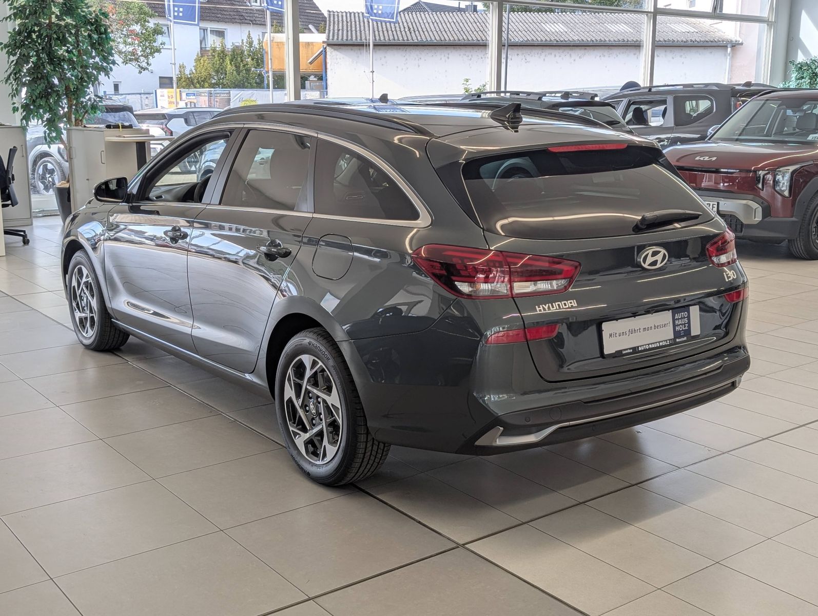 HYUNDAI i30 Kombi 1.6 T-GDI Trend Automatik SHZ Navi – Bild 2