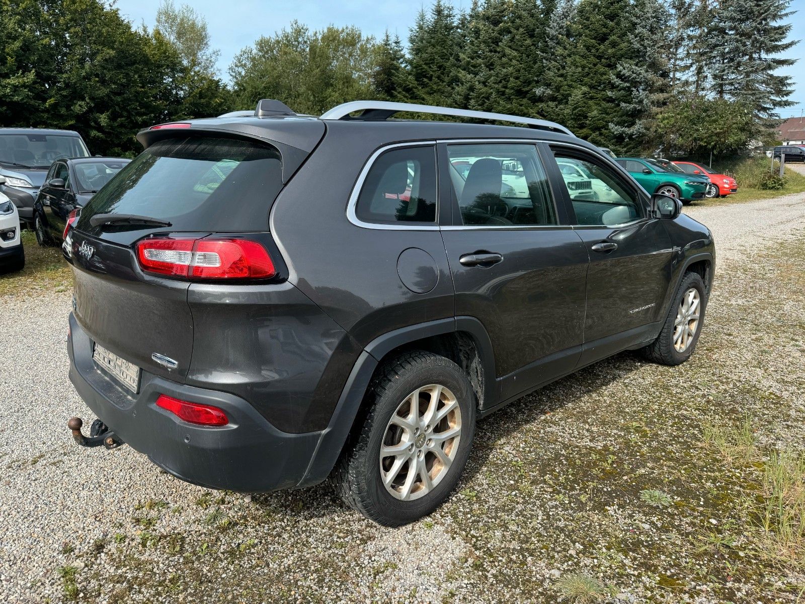 Fahrzeugabbildung Jeep JEEP CHEROKEE LONGITUDE 2.0L 4WD EXPORT GEWERBE
