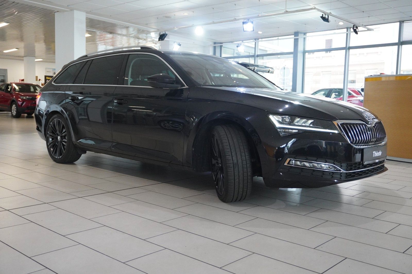 Fahrzeugabbildung SKODA Superb Combi 2.0D PREMIUM 4X4 NAVI/LED/360°/AHK