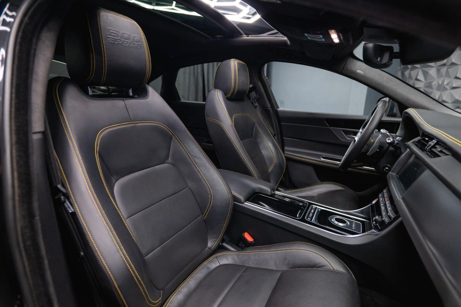 Fahrzeugabbildung Jaguar XF 300 Sport Black Edition | Pano | LED | 20Zoll