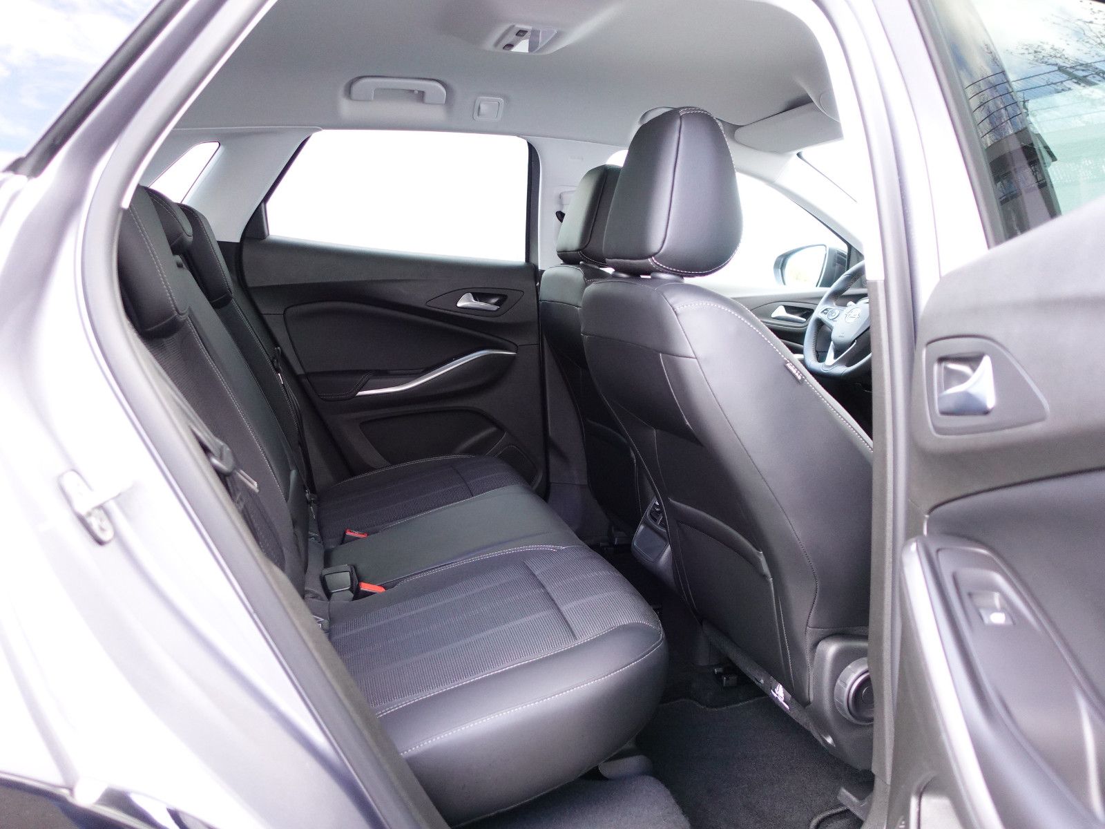 Fahrzeugabbildung Opel Grandland 1.2T AUTOMATIK,Navi,MatrixLED,Sitzhzg