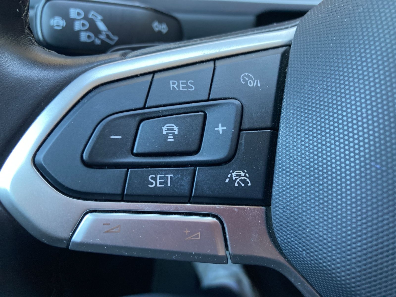 Fahrzeugabbildung Volkswagen T-Roc TDI Style DSG LED Navi ACC AHK PDC