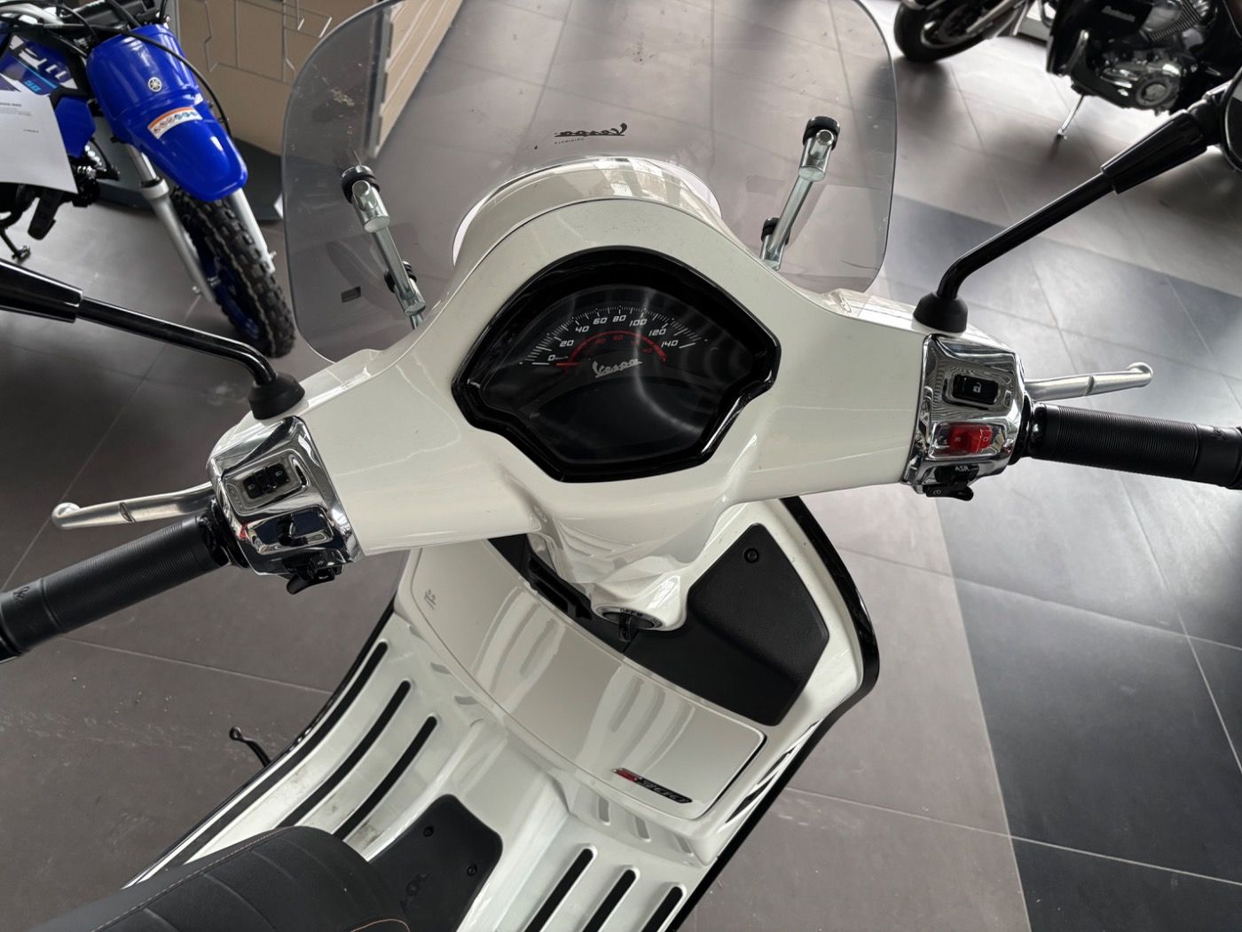 Fahrzeugabbildung Vespa GTS 300 Super Sport Arrow Auspuff