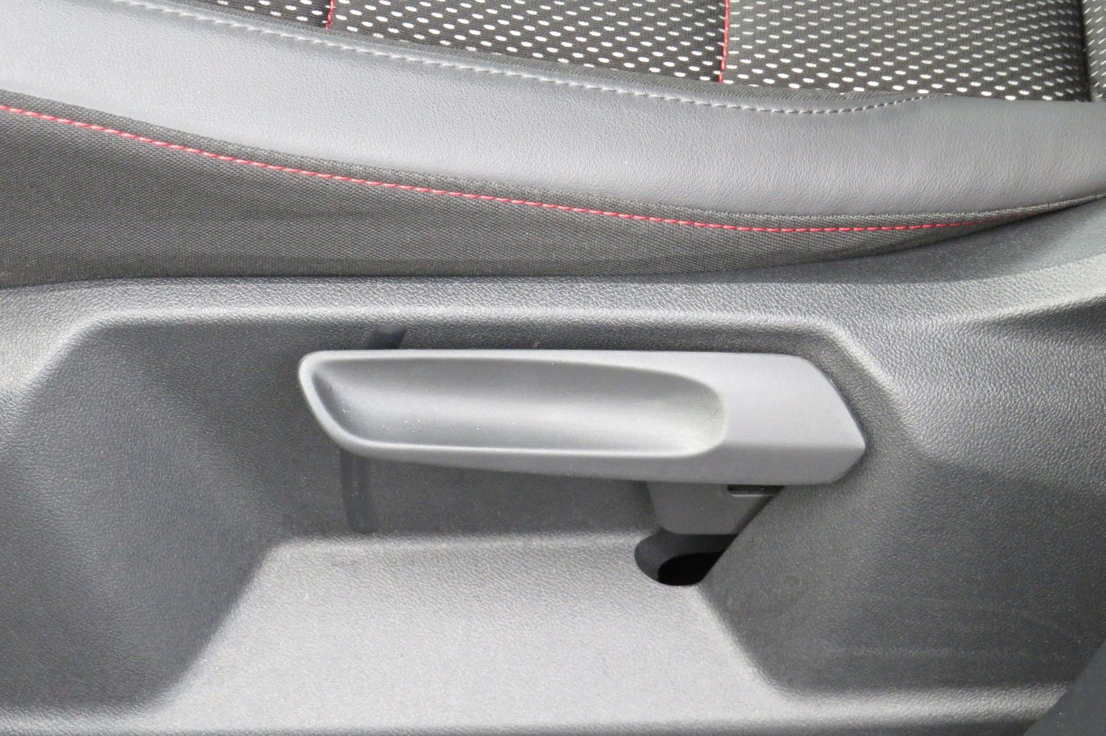 Fahrzeugabbildung Volkswagen T-Roc Sport R-LINE PANO 18`LED NAVI BEATS 1.HD