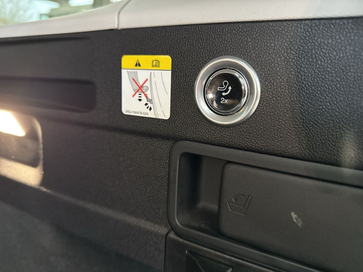 Fahrzeugabbildung Ford Focus Turnier Active X Automatik AHK schwenkbar