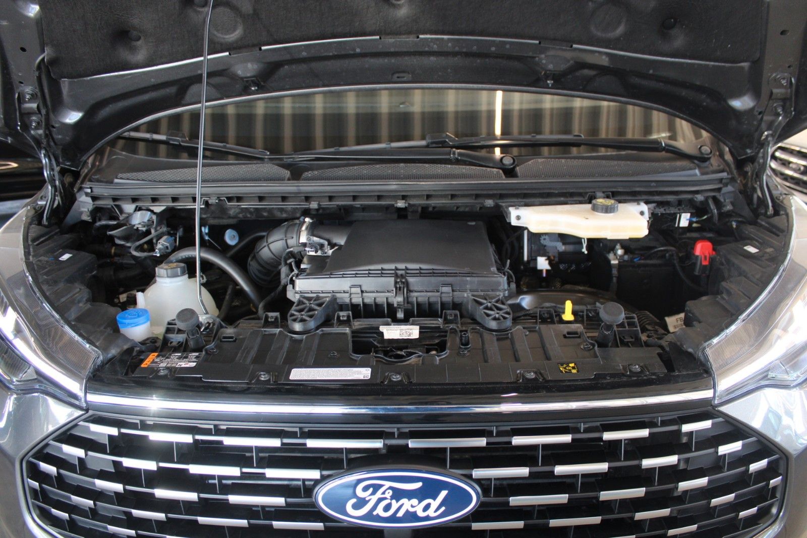 Fahrzeugabbildung Ford Tourneo Custom L2 8-Sitz Titanium Aut. LED PANO