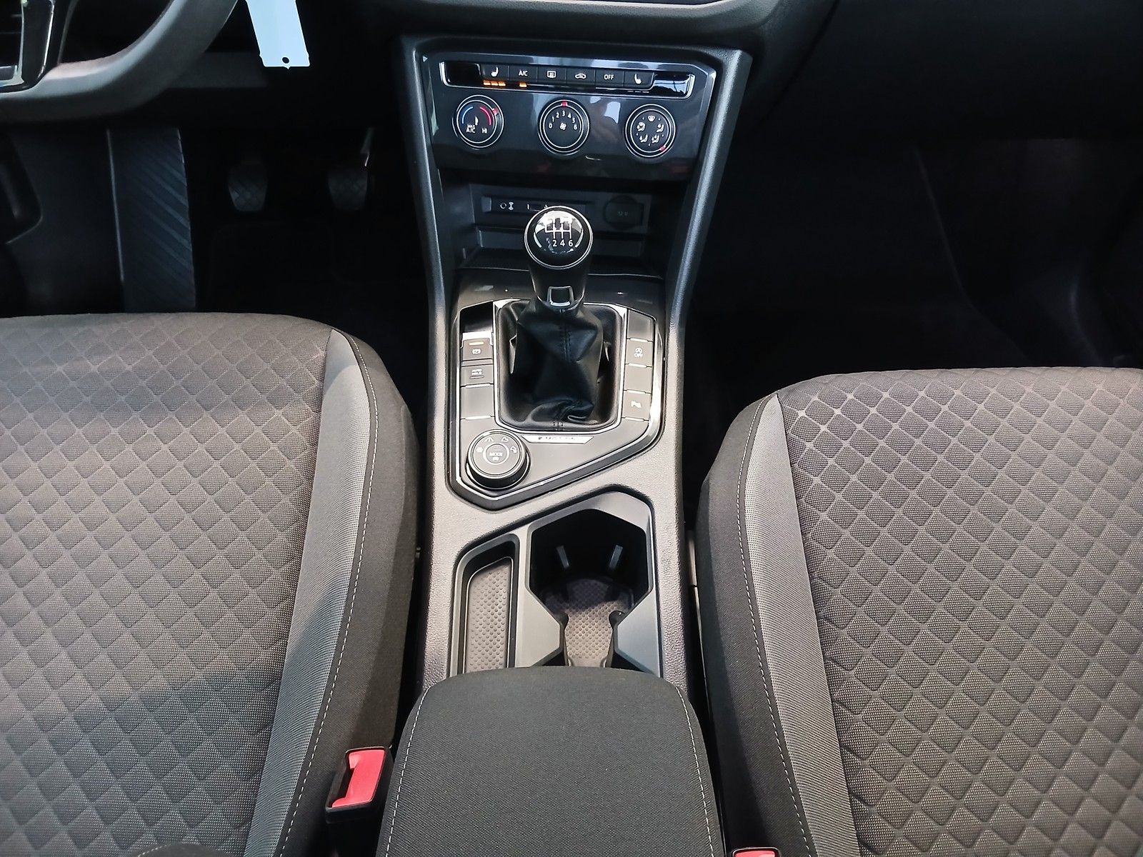 Fahrzeugabbildung Volkswagen Tiguan 4 Motion Comfortline +AHK + Light-Assist