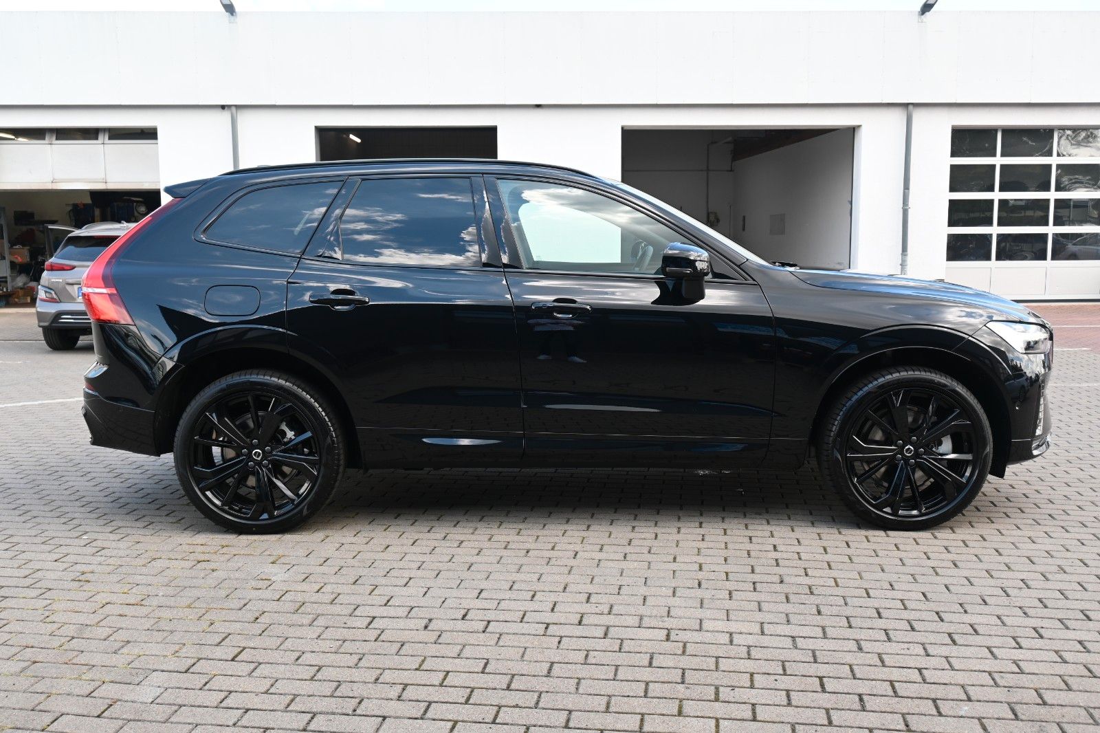 Fahrzeugabbildung Volvo XC60 B5B AWD Plus Black Edition*STDHZG*LUFT*360°