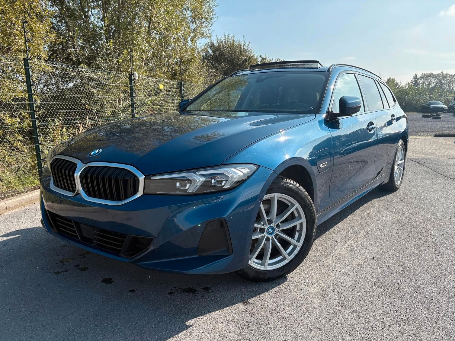 BMW 330e Touring xDrive PANO-Curved-AHK-ACC-MemSz